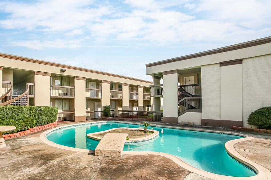 More Photos Of 2200 Westbank Expy, Harvey Hotel For Sale