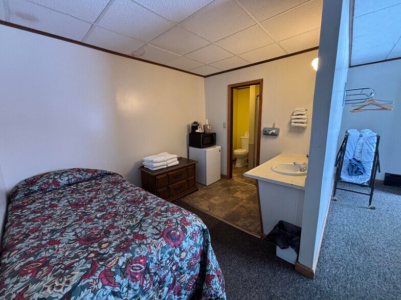 More Photos Of 17089 Boot Jack Rd, Ridgway Hotel For Sale