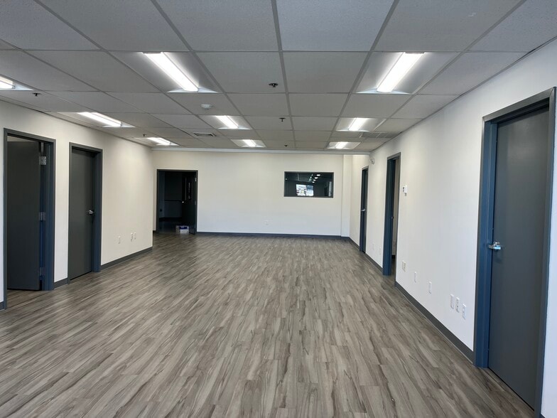 More Photos Of 10 Roessler Rd, Woburn Research And Development For Lease