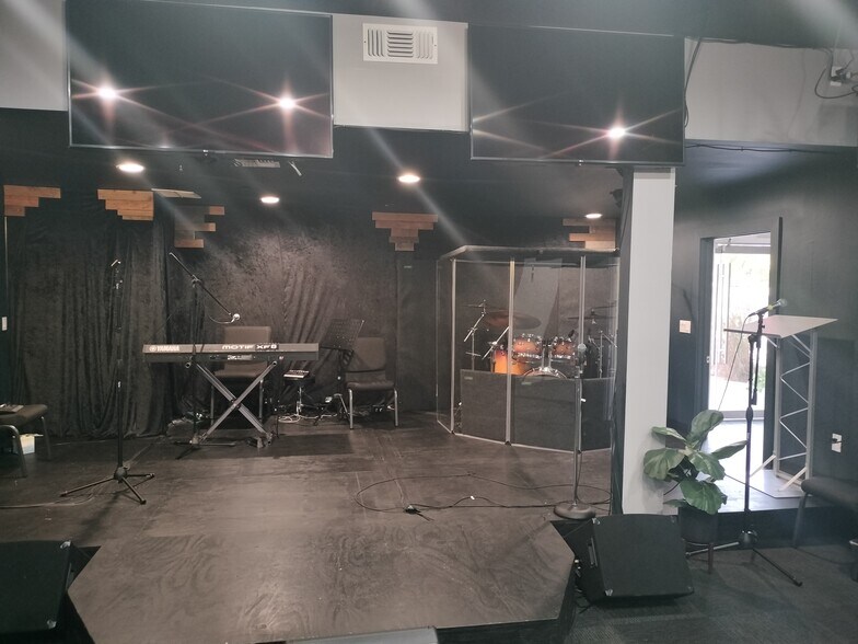 More Photos Of 6944 Reseda Blvd, Reseda Freestanding For Lease