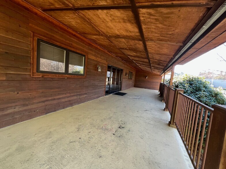 More Photos Of 374 Industrial Park Dr, Boone Showroom For Lease