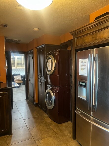 More Photos Of 911 E MacArthur St, Shawnee Showroom For Lease