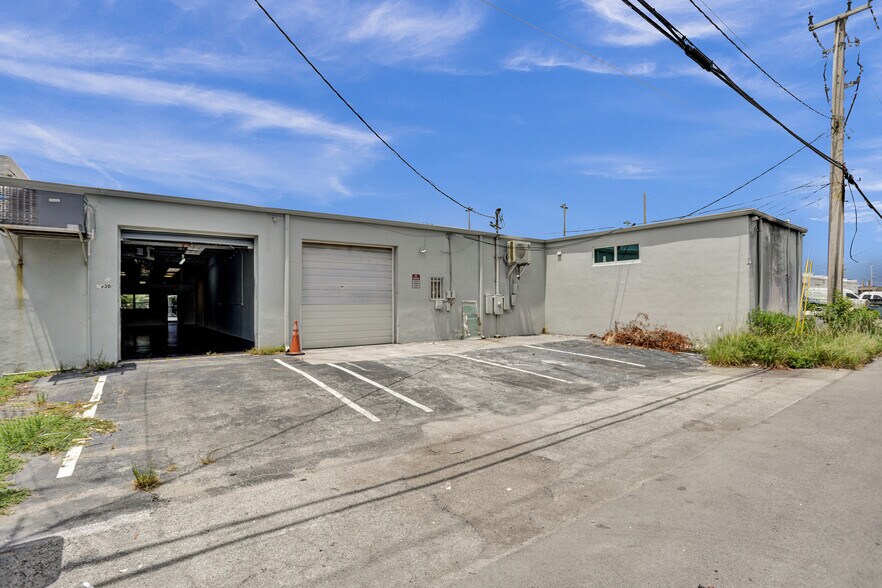 More Photos Of 3930-3948 NE 5th Ave, Oakland Park Warehouse For Lease