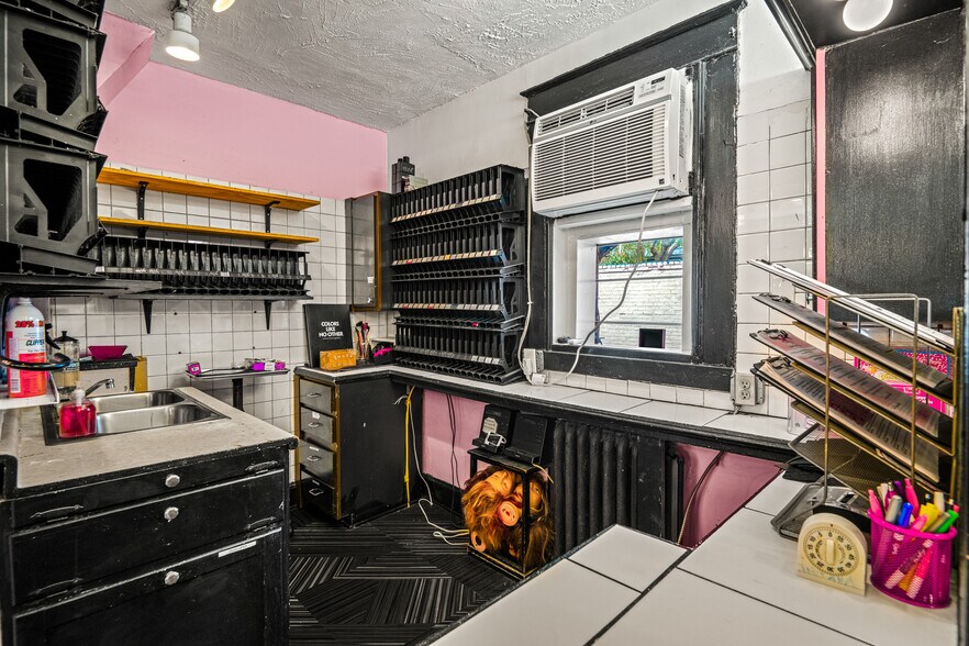 More Photos Of 10 S Crenshaw Ave, Richmond Freestanding For Lease