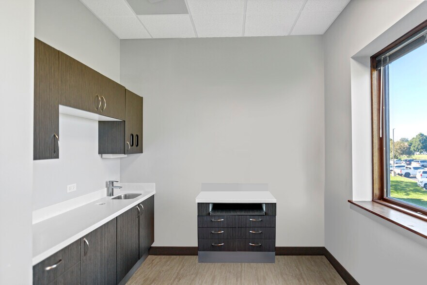 More Photos Of 1000 Randall Rd, Geneva Medical For Lease