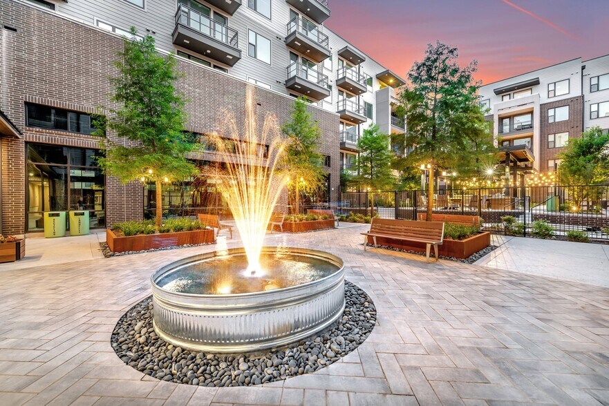 More Photos Of 411 W Commerce St, Dallas Apartments For Lease