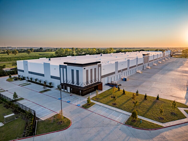 More Photos Of 1107 Conveyor Ln, Dallas Unknown For Lease