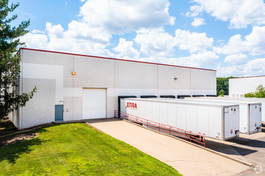 More Photos Of 10 Runway Rd, Levittown Warehouse For Lease