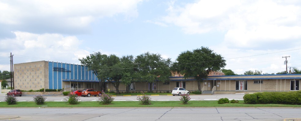 More Photos Of 200 N Carrier Pky, Grand Prairie Loft Creative Space For Sale