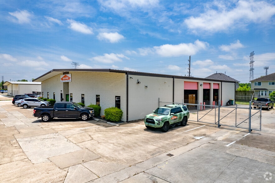 Primary Photo Of 11111-11115 Jones Rd W, Houston Light Distribution For Lease