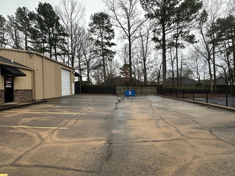More Photos Of 3007 Corporate Ctr, Bryant Light Distribution For Sale
