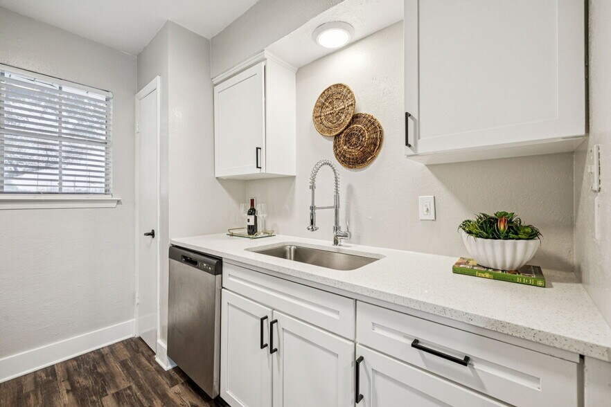 More Photos Of 15545 El Estado Dr, Dallas Multifamily For Sale