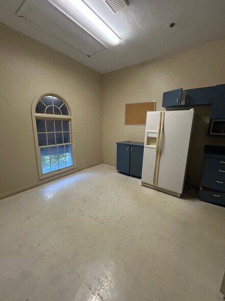 More Photos Of 5484 Rattlesnake Hammock Rd, Naples Freestanding For Lease