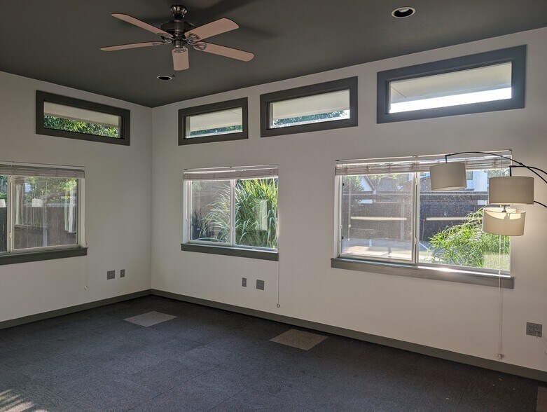 More Photos Of 3906 Menchaca Rd, Austin Medical For Lease