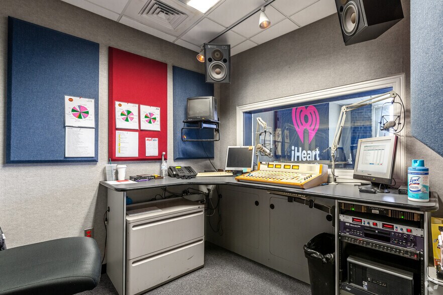 More Photos Of 6200 Oak Tree Blvd, Independence Office For Lease