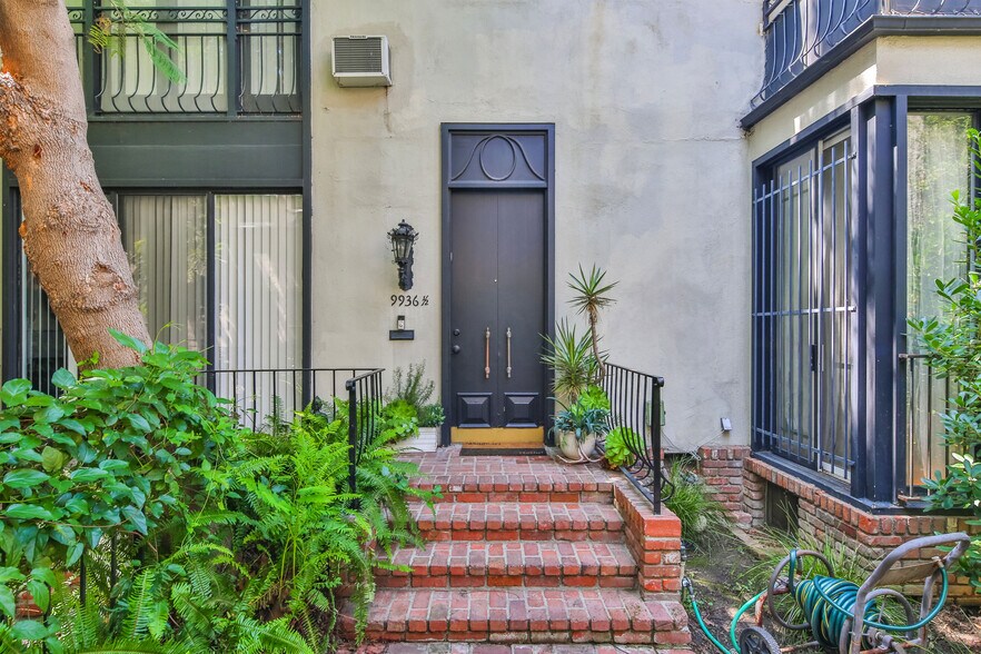 More Photos Of 9936 Robbins Dr, Beverly Hills Apartments For Sale