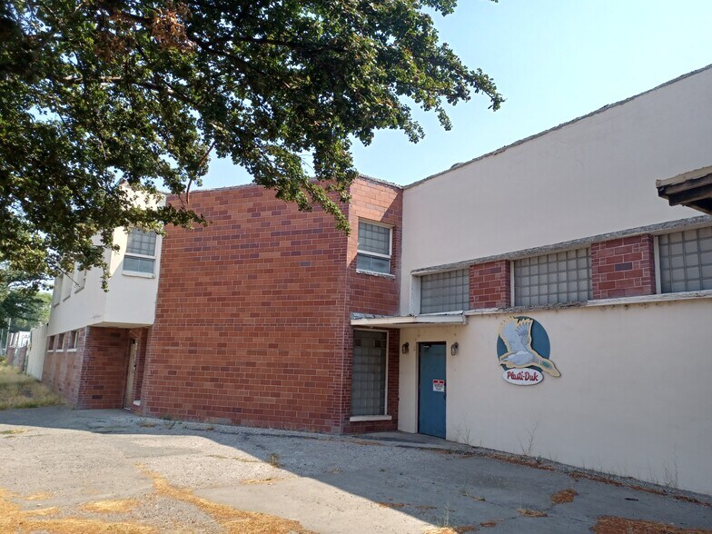 Primary Photo Of 419 S Broad St, Klamath Falls Light Distribution For Sale