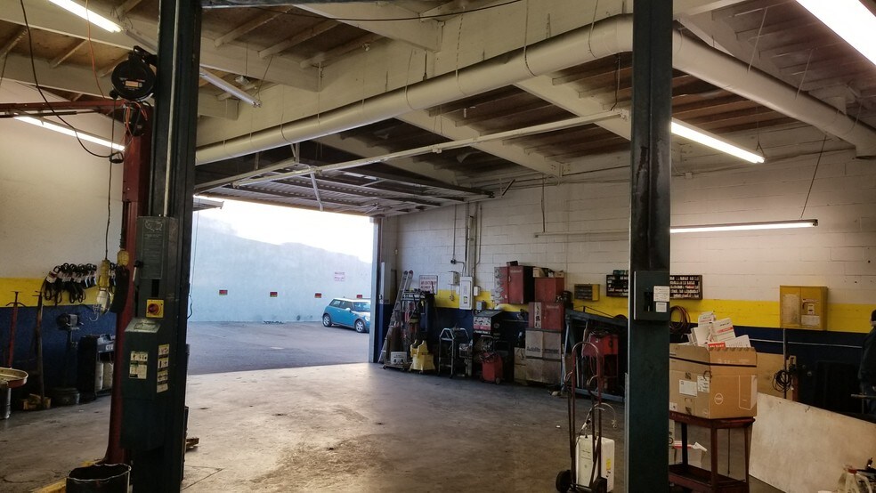 More Photos Of 5569 Reseda Blvd, Tarzana Auto Repair For Lease