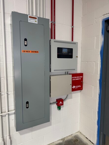 More Photos Of 945 Criss Cir, Elk Grove Village Light Manufacturing For Lease
