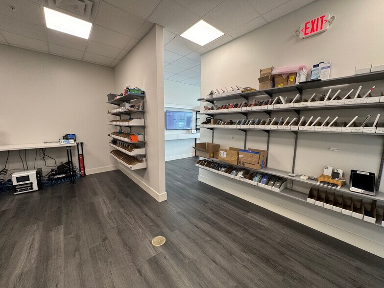 More Photos Of 122 Chiquita S Blvd, Cape Coral Freestanding For Lease