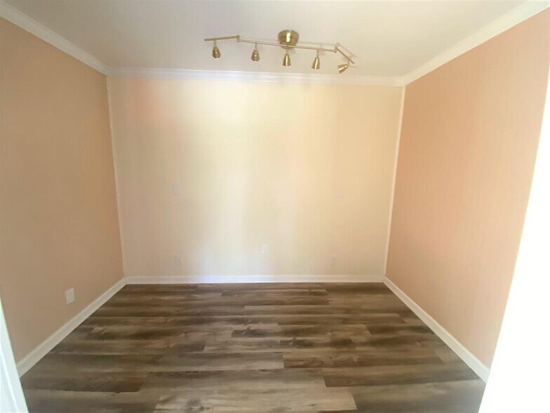 More Photos Of 131 Lakeview Church Rd, Cochran Freestanding For Lease