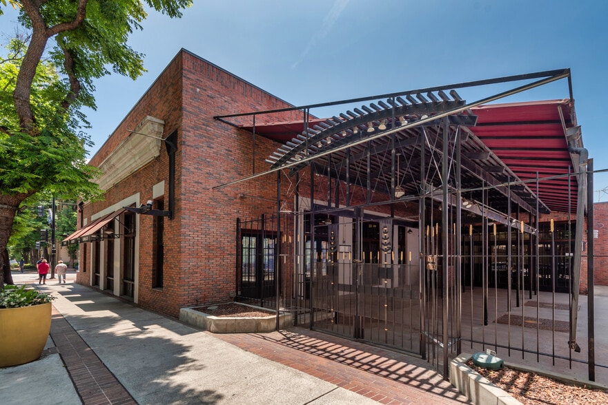 More Photos Of 145 S San Fernando Blvd, Burbank Restaurant For Lease