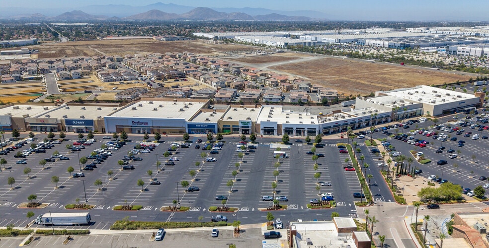 More Photos Of 1145 Renaissance Pky, Rialto Supermarket For Lease