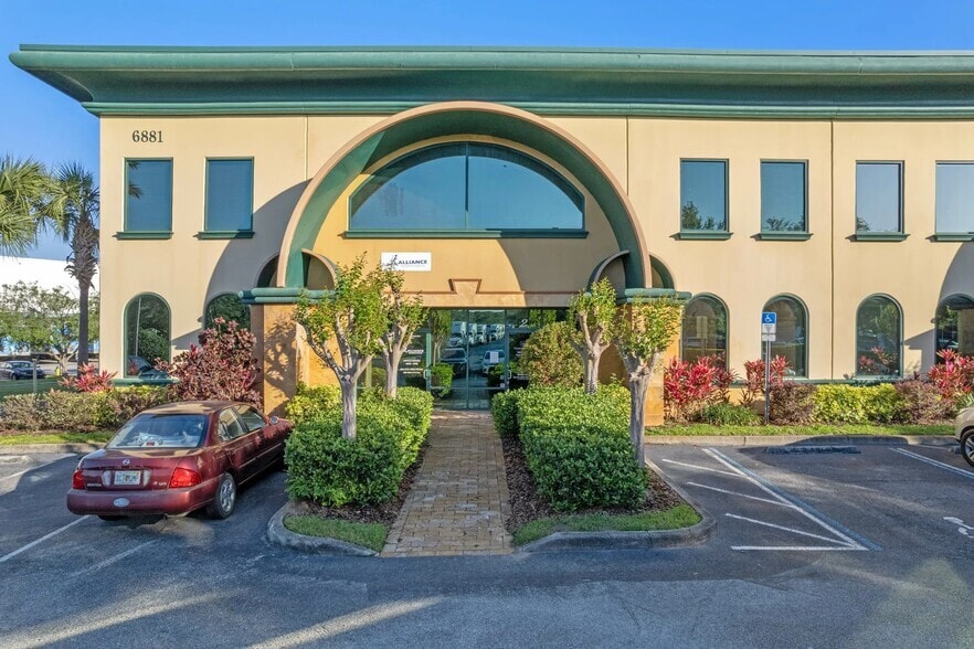 More Photos Of 6881 Kingspointe Pky, Orlando Business Park For Lease