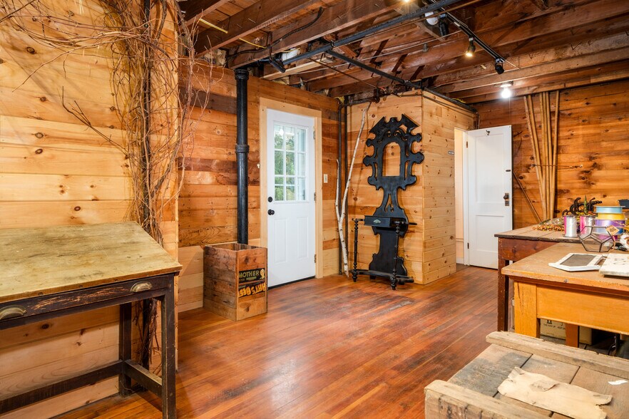 More Photos Of 265 Main St, Delhi Garden Center For Sale