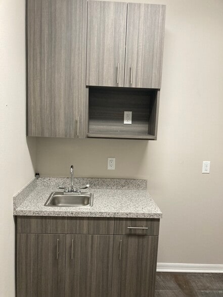 More Photos Of 2917 Pearson James Pl, Lutz Office For Lease