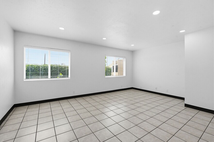 More Photos Of 1120 E 52nd St, Austin Flex For Sale