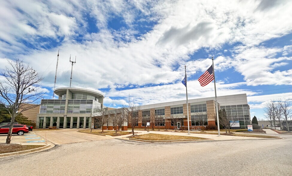 More Photos Of 377 W River Woods Pky, Milwaukee Medical For Lease