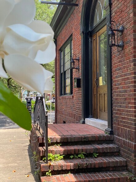 More Photos Of 134 Houston St, Savannah Freestanding For Lease