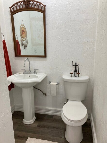 More Photos Of 300 N Broad St, Globe Specialty For Sale