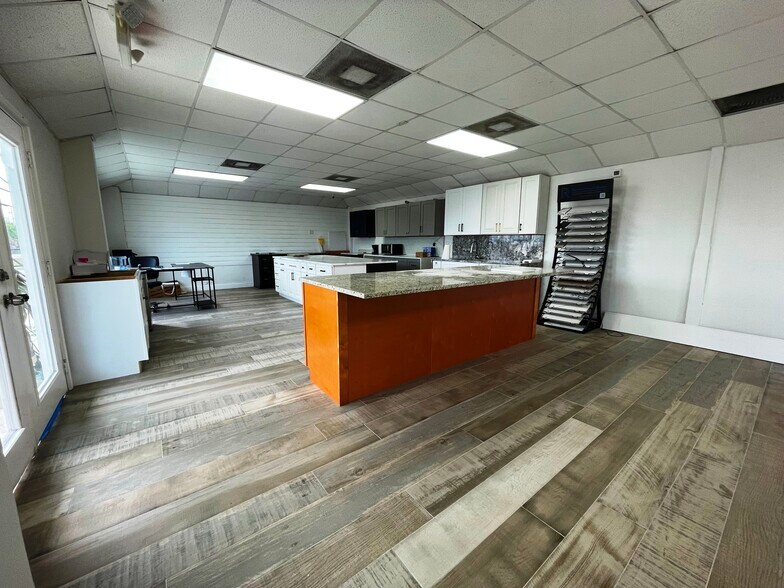 More Photos Of 3205 Hanson St, Fort Myers Warehouse For Lease
