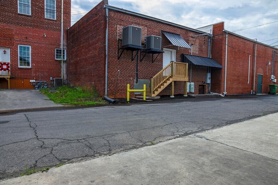 More Photos Of 122 N 3rd Ave, Chatsworth Office For Sale