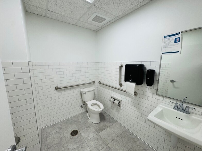 More Photos Of 603 W Broad St, Falls Church Storefront Retail Office For Lease