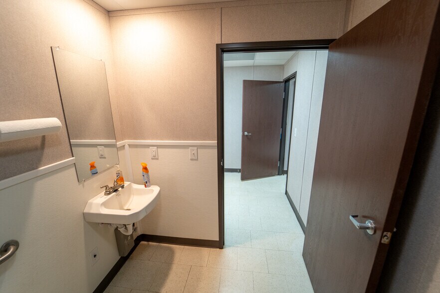 More Photos Of 236 Industrial Park Dr, Victoria Warehouse For Lease