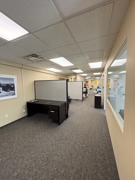 More Photos Of 4125 Mcconnell Dr, Burnaby Warehouse For Lease