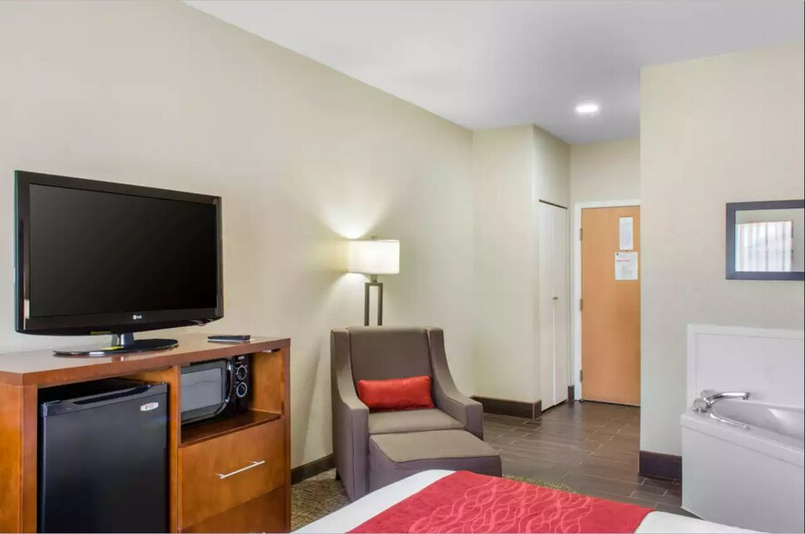 More Photos Of 30 Louis Prima Dr, Covington Hotel For Sale