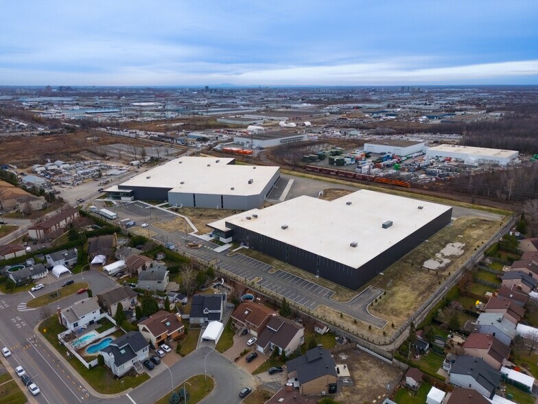More Photos Of 141 Boul Bellerose O, Laval Warehouse For Lease