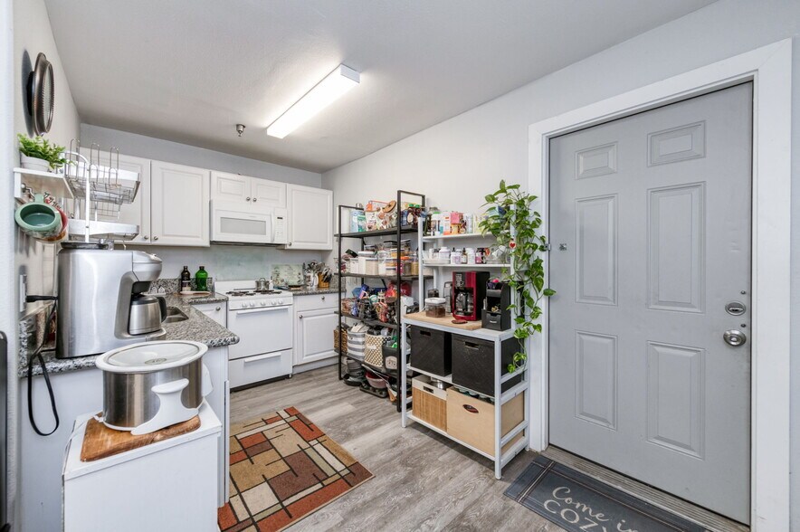 More Photos Of 137 N L St, Dinuba Storefront Retail Residential For Sale