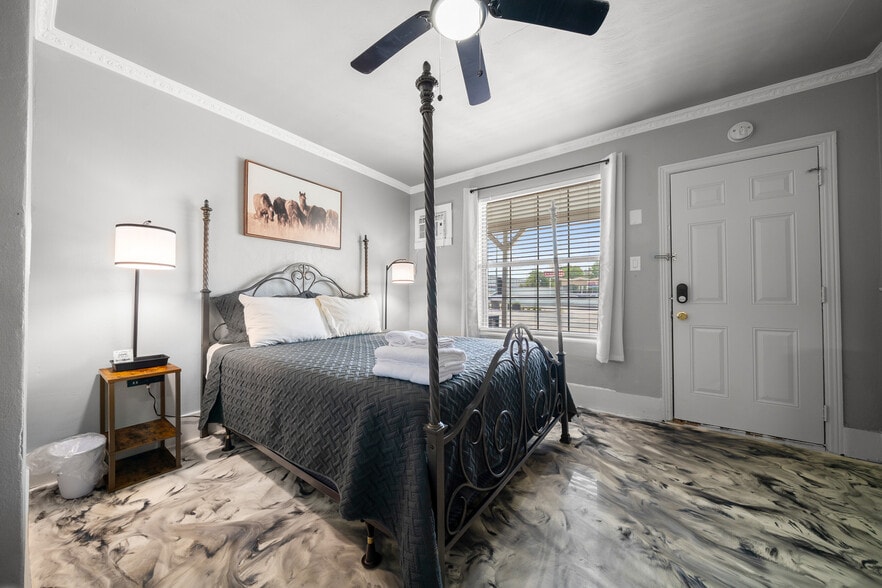 More Photos Of 215 S Pine Ave, Ocala Hotel For Sale