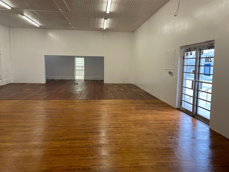 More Photos Of 200-232 W New Braunfels St, Seguin Warehouse For Lease