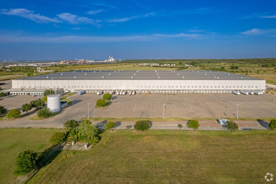 More Photos Of 3800 Railport Pky, Midlothian Distribution For Sale