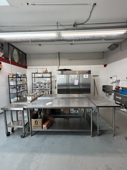 More Photos Of 3026-3030 W Carroll Ave, Chicago Warehouse For Lease
