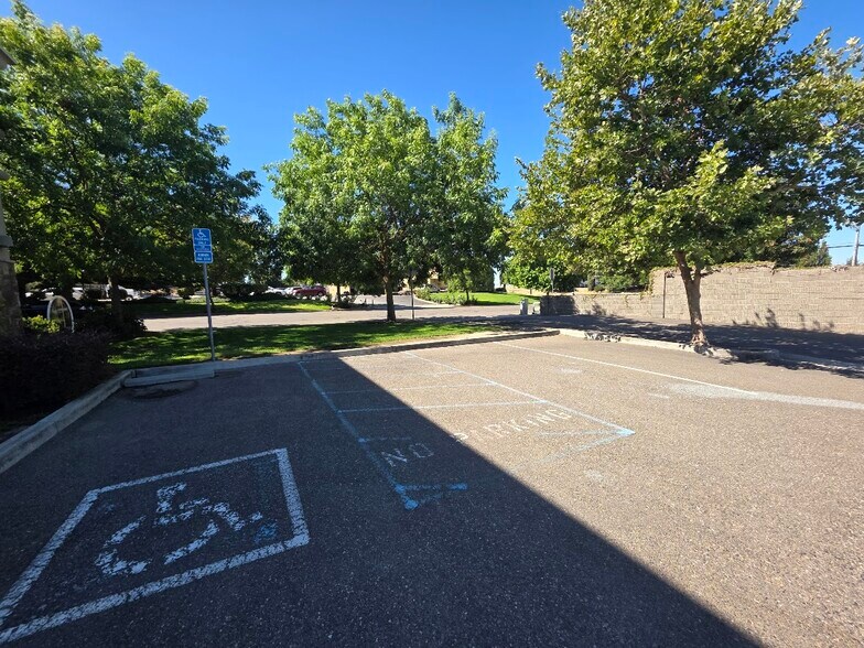 More Photos Of 500 Delano Dr, Oakdale Showroom For Lease