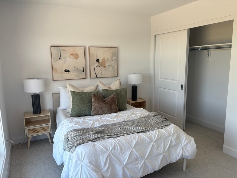 More Photos Of 33 Salamander Way, Ottawa Apartments For Sale