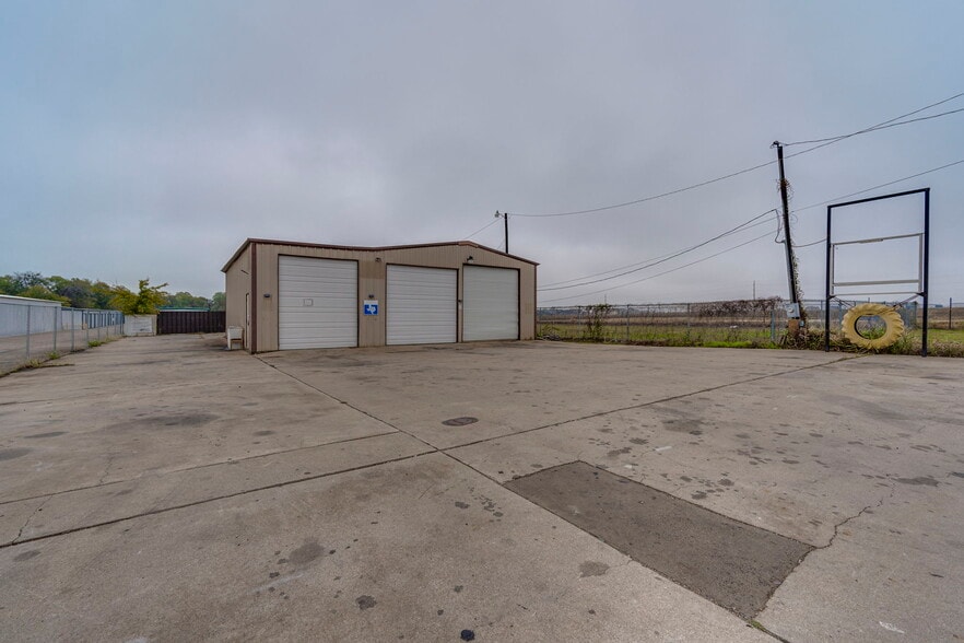 More Photos Of 108 West Gillum, Grandview Warehouse For Sale
