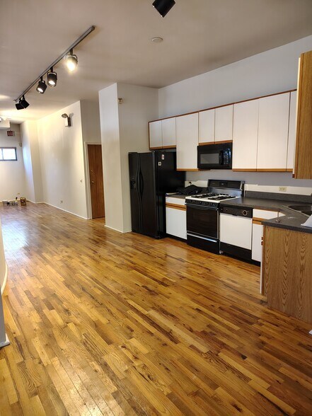 More Photos Of 2059 W Grand Ave, Chicago Loft Creative Space For Lease